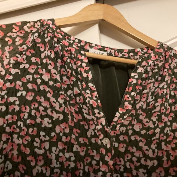 J. Crew Factory Raglan Button-Up Shirt Medium Green Pink Floral Print V Neck - Picture 2 of 3